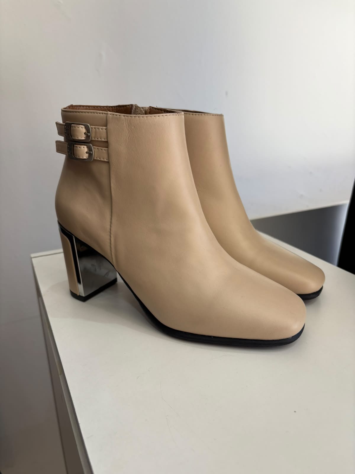 Botineta Naomi Trench Cuero Detalle en Taco