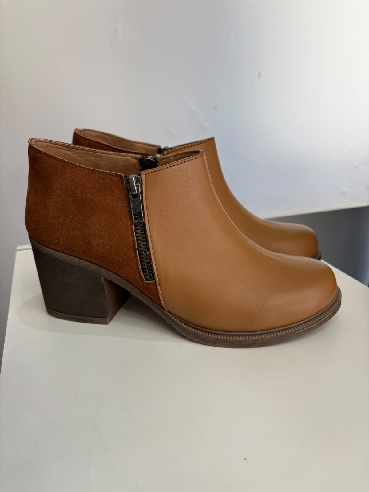 Bota Vega Cuero Combinada con Gamuza